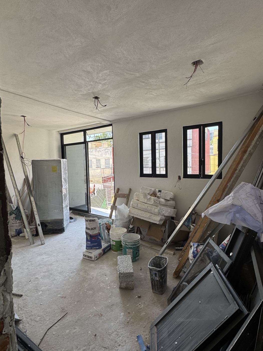 Antes: cocina y estancia en obra