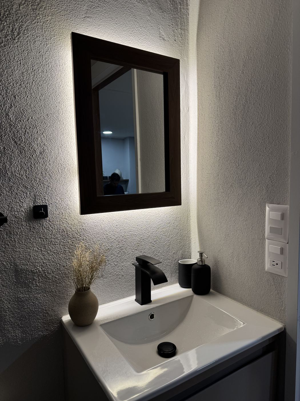 Espejo con iluminación y lavabo