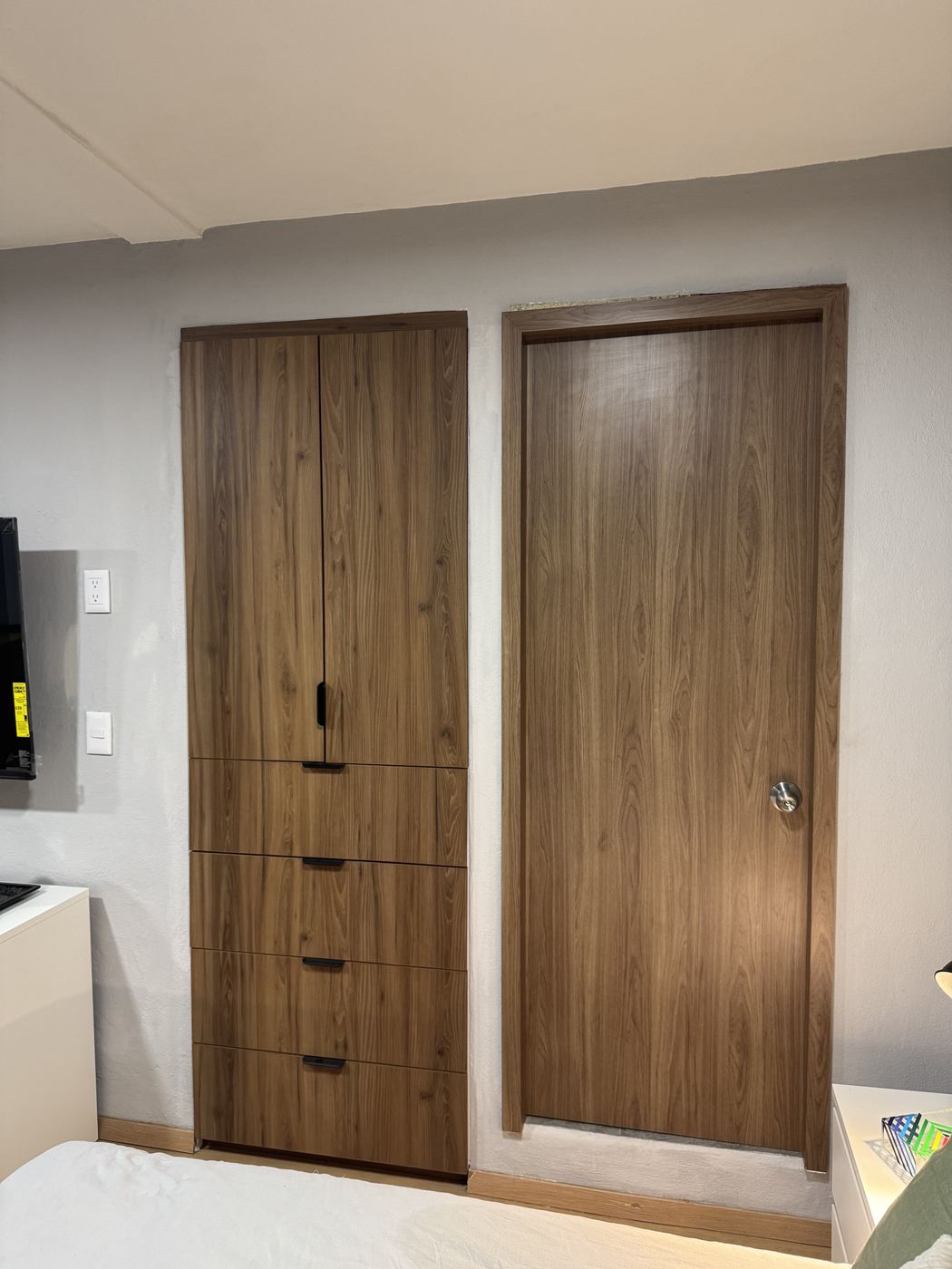 Clóset y puerta en melamina
